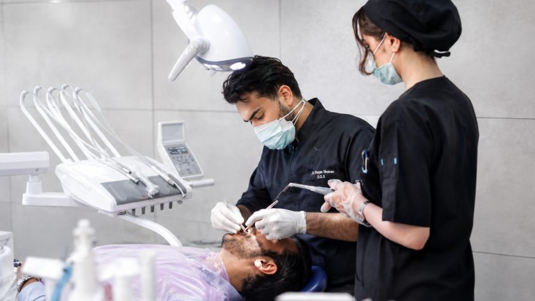 جراحی در کلینیک دندانپزشکی خانواده در کرج
